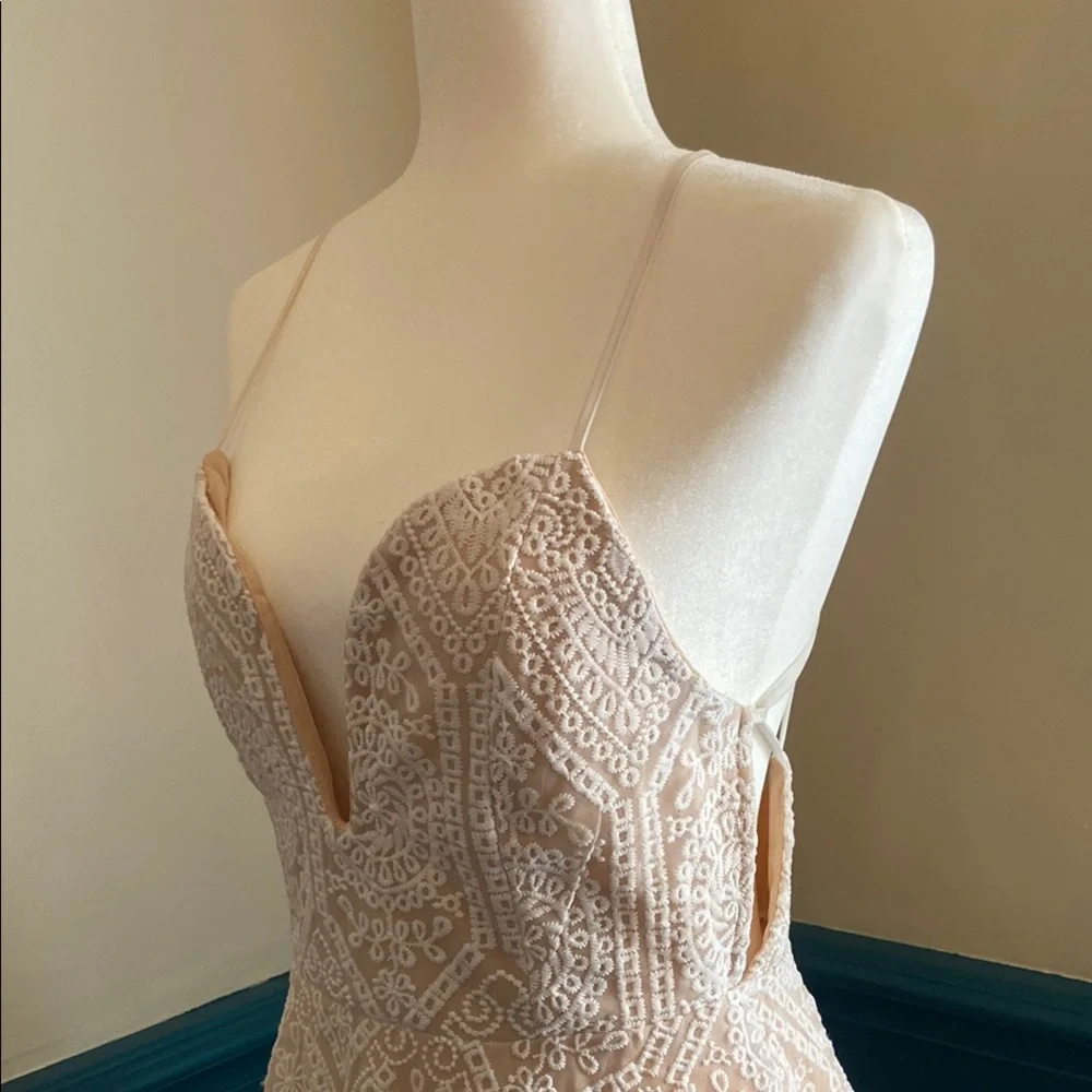 Sale! Intricate Lace Dress, size L - Picture 5 of 14